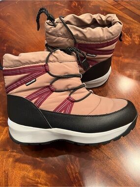 NWOT Land’s End Insulated Women's Snow Boots - Neutral with Burgundy Accents